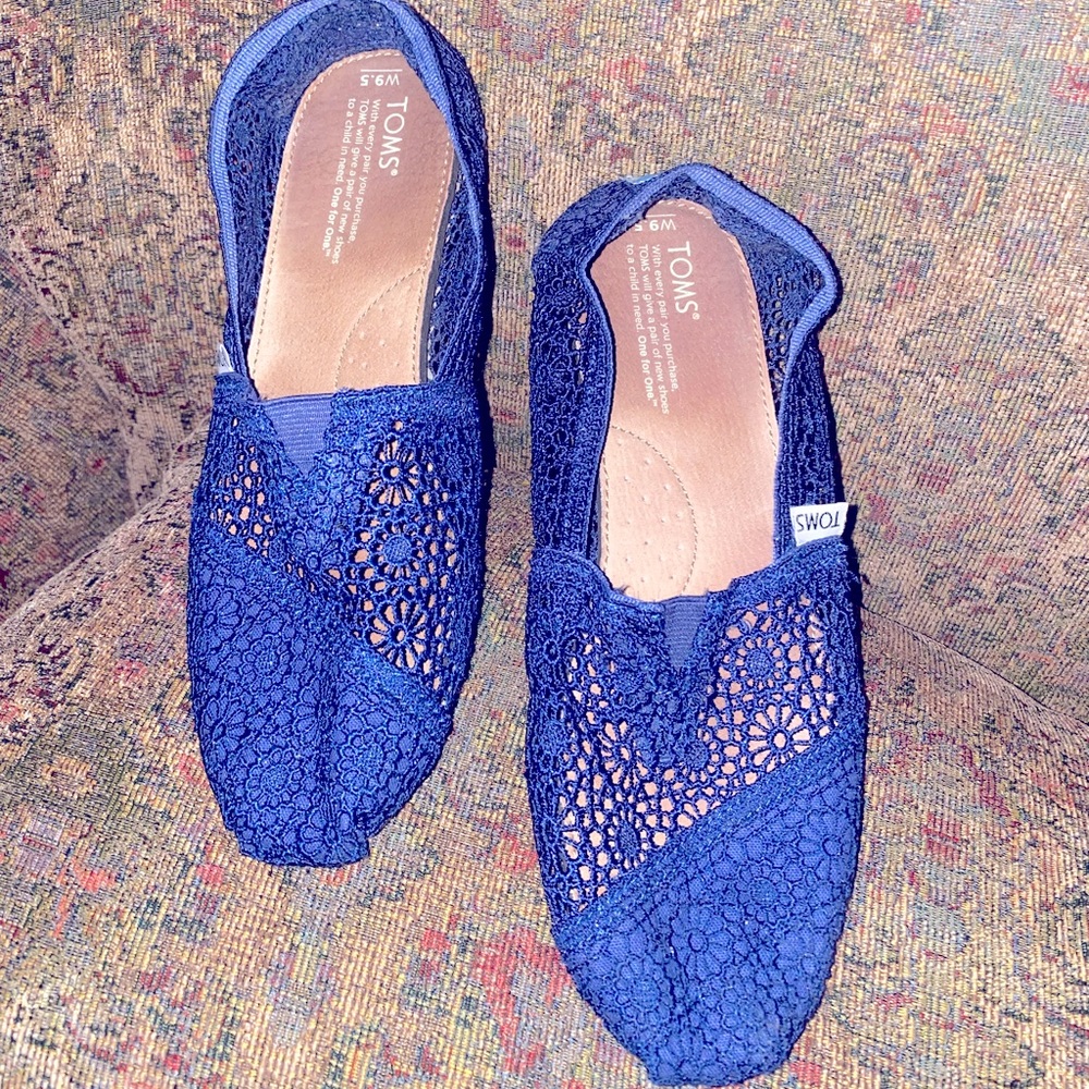 Navy blue lightly worn Tom’s